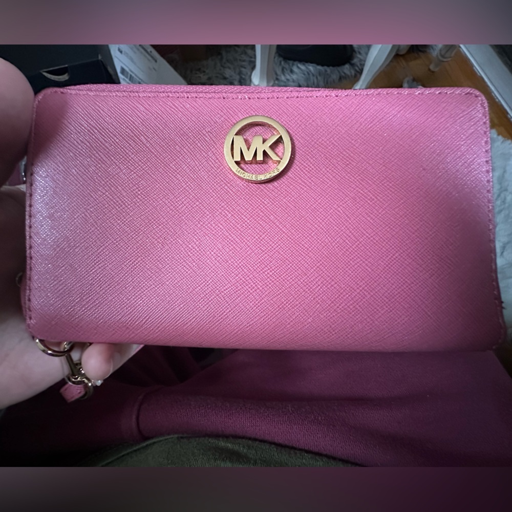 EUC Dusty pink Michael Kors zippy wristlet